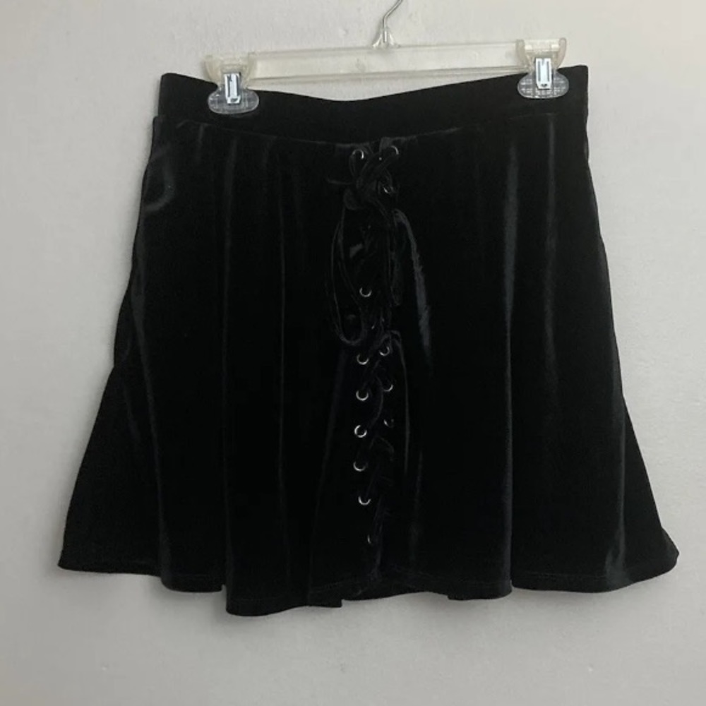 11-11 Hot Topic Black Velvet Short Skirt Lace Up Front Detail Stretch Medium - Picture 2 of 3